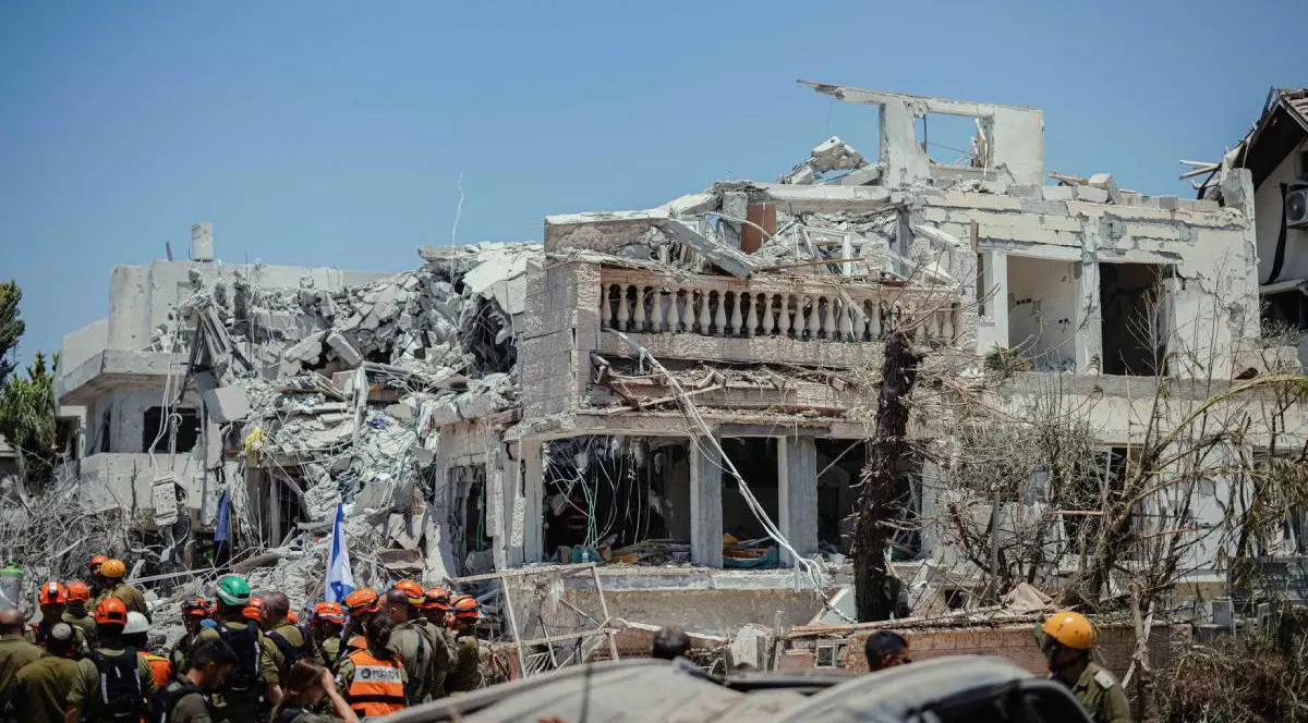 O casă din Tel Aviv a fost complet distrusă în timpul bombardamentelor, are ultimele două etaje dărâmate, iar pompierii stau în fața imobilului