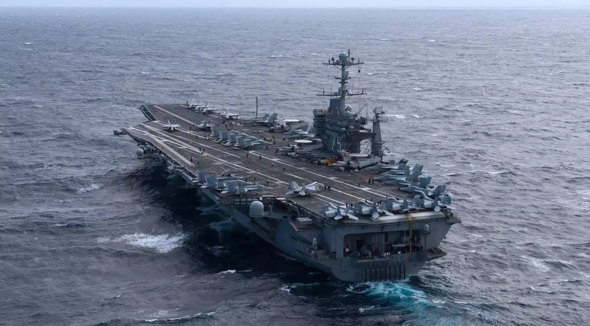 Portavionul USS Harry S. Truman (CVN 75), încărcat cu mai multe aparate de zbor, tranzitează Oceanul Atlantic, 18 octombrie 2017. Harry S. Truman este în curs de desfășurare a unor teste personalizate la bordul navei privind disponibilitatea și evaluarea finală a problemei, în pregătirea operațiunilor viitoare