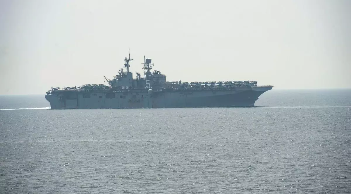 Nava de asalt amfibie USS Bataan (LHD 5) tranzitează strâmtoarea Ormuz pe 3 aprilie 2020.