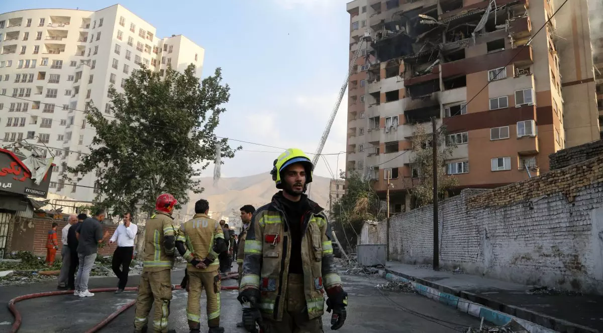 Pompierii sunt obosiți după intervențiile în forță din ultimele ore, din Teheran, acolo unde blocurile au fost bombardate de Israel