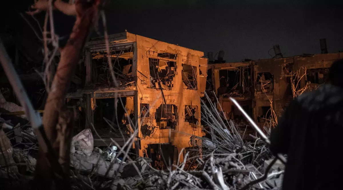 Clădiri grav avariate în urma unui atac cu rachete al Iranului în suburbia Bat Yam din sudul Tel Aviv.