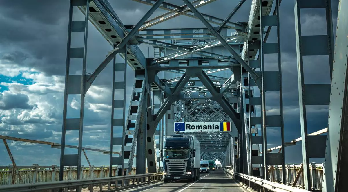O coloană de TIR-uri și camioane care staționează pe Podul Prieteniei, pe sensul de ieșire din România.