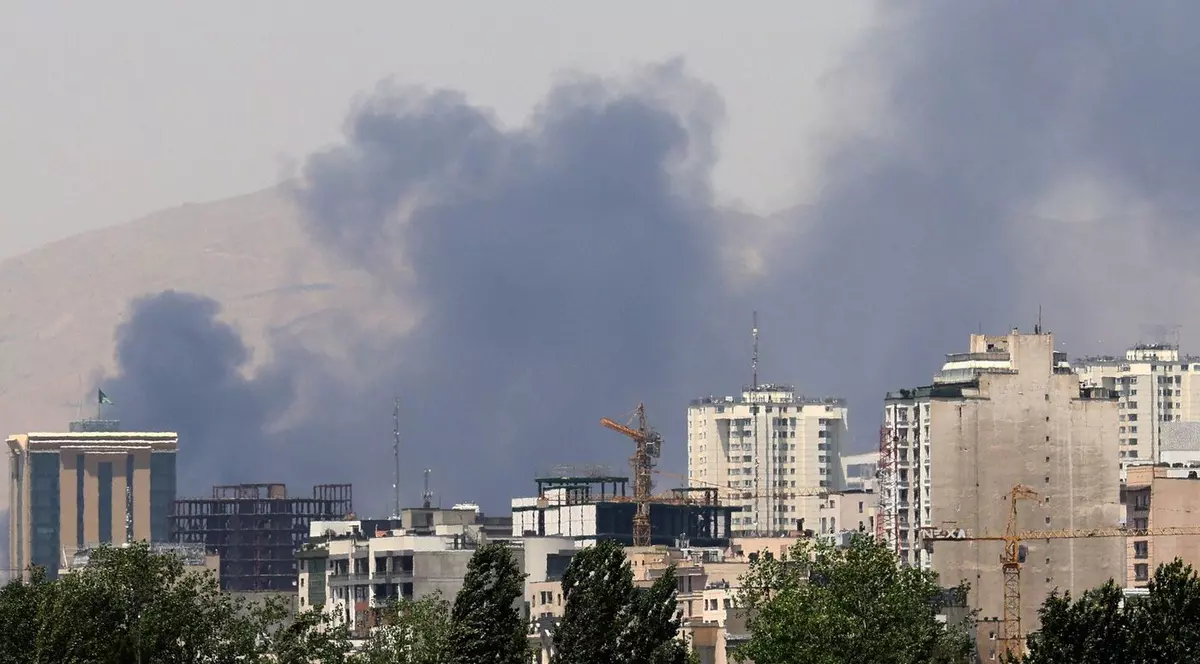 Coloane de fum se ridică de la depozitul de petrol Shahran, la nord-vest de Teheran. Imagine cu caracter ilustrativ Foto: Profimedia