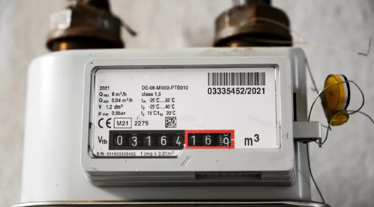 un contor de gaz gri așteaptă să fie citit