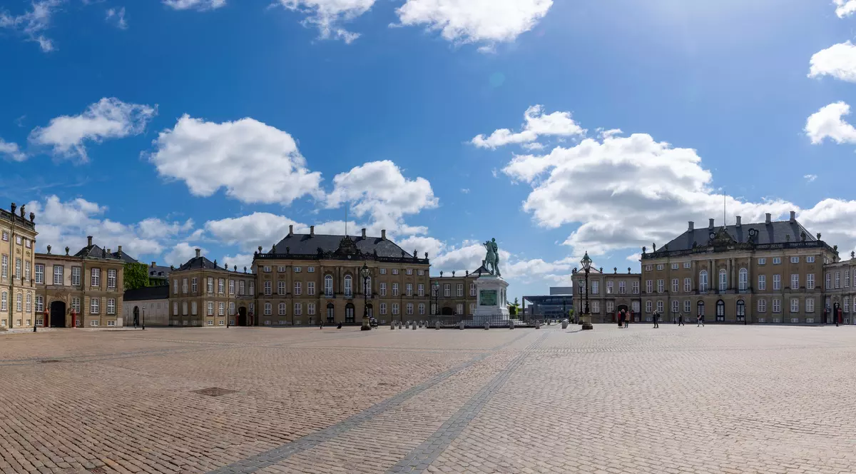 vedere panoramică asupra palatelor Amalienborg și pieței din centrul orașului Copenhaga