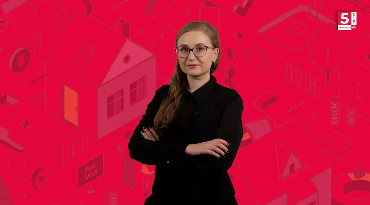 Corina Vârlan, îmbrăcată în negru, cu mâinile încrucișate, pe fundal roșu și logo-ul emisiunii 5 știri Imobiliare.ro