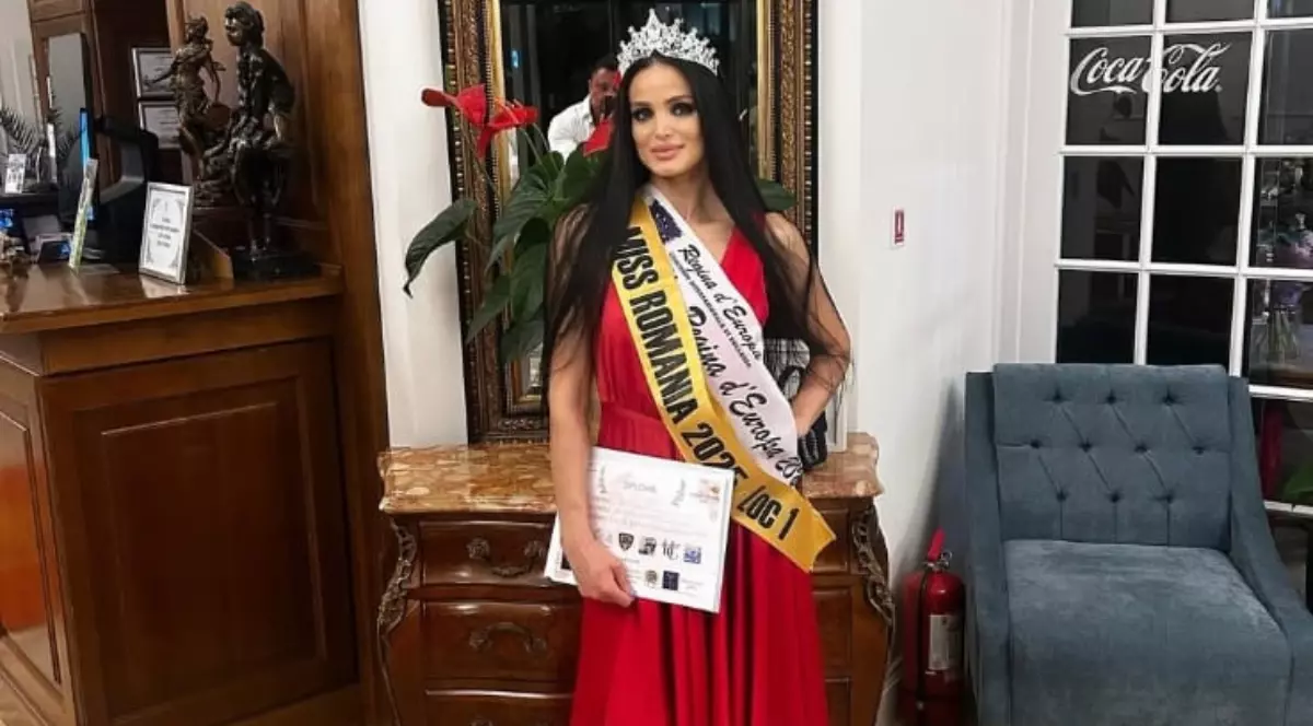 În imagine este ilustrată o tânără îmbrăcată în rochie lungă roșie, care poartă o coroană pe cap