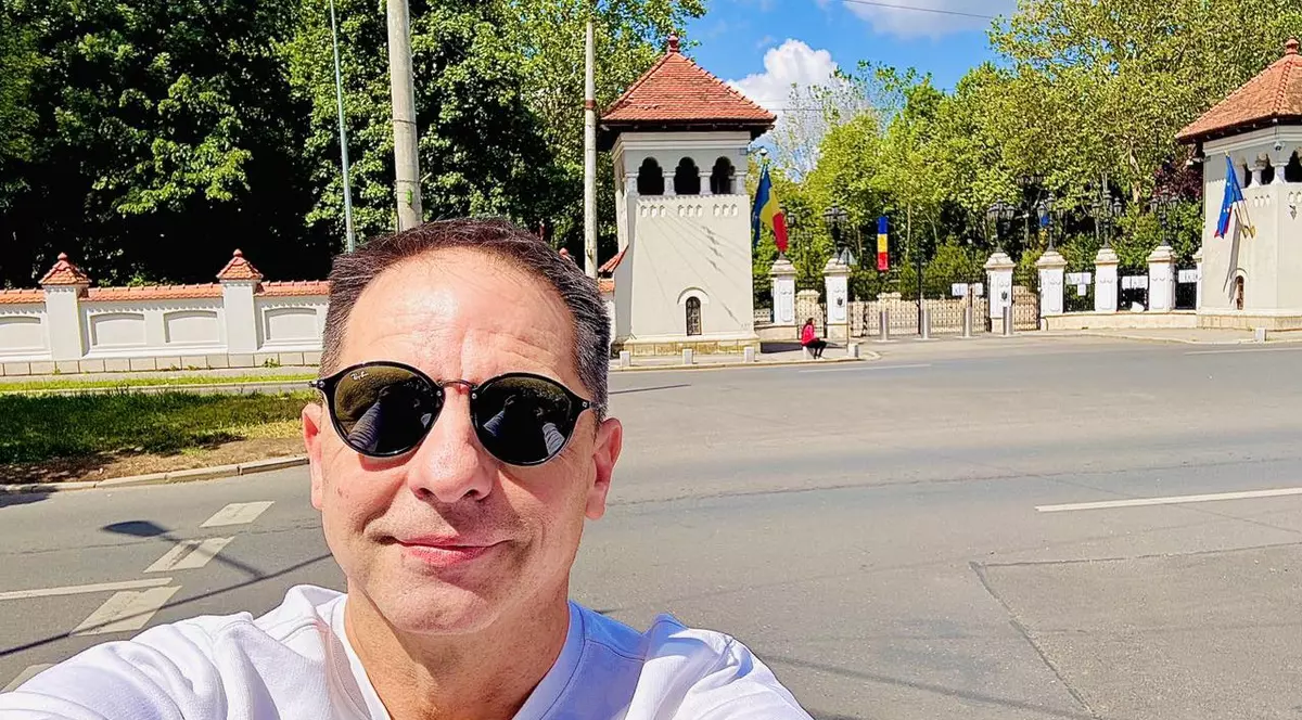 Imagine neașteptată cu familia lui Dan Negru, publicată de 1 iunie. „Îmi arăt copiii rar, spre deloc, prin ziare, online sau la televizor”