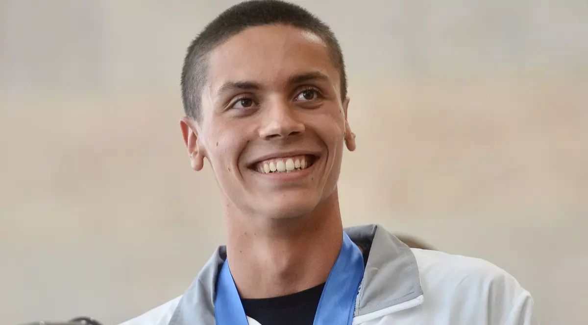 David Popovici în timp ce zâmbește