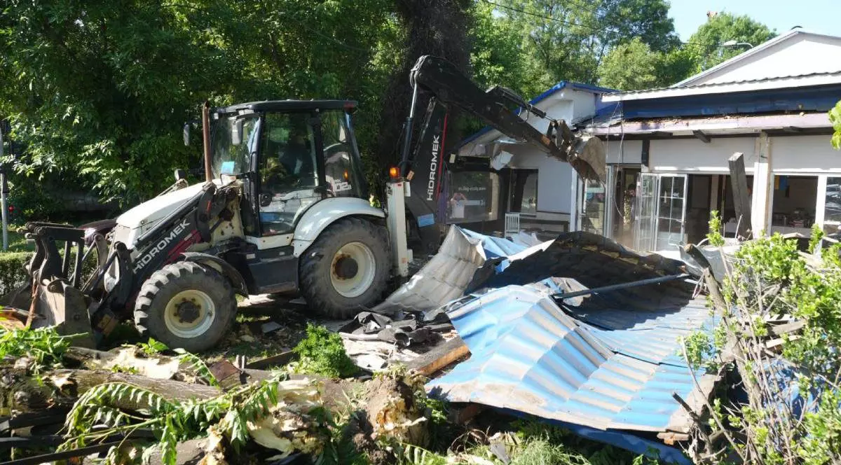 Poză surprinsă în timpul demolării pizzeriei din Timișoara