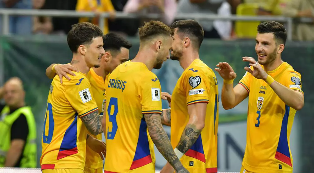 jucatorii romani, in tricouri galbene, se bucura pe teren dupa un gol marcat