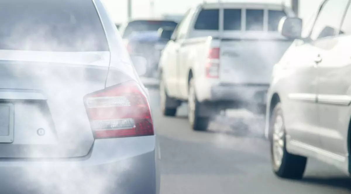 Dieselgate - Mașini care scot fum negru în timp ce se deplasează pe șosea