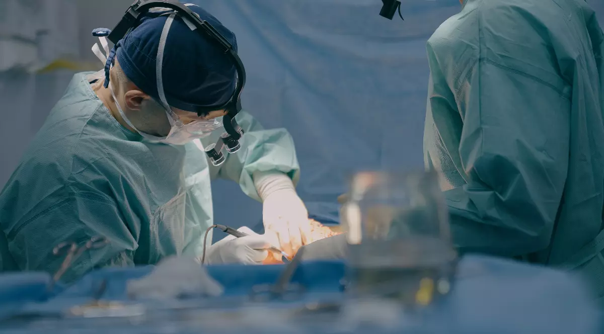 În imagine sunt ilustrați doctori în timpul unei operații