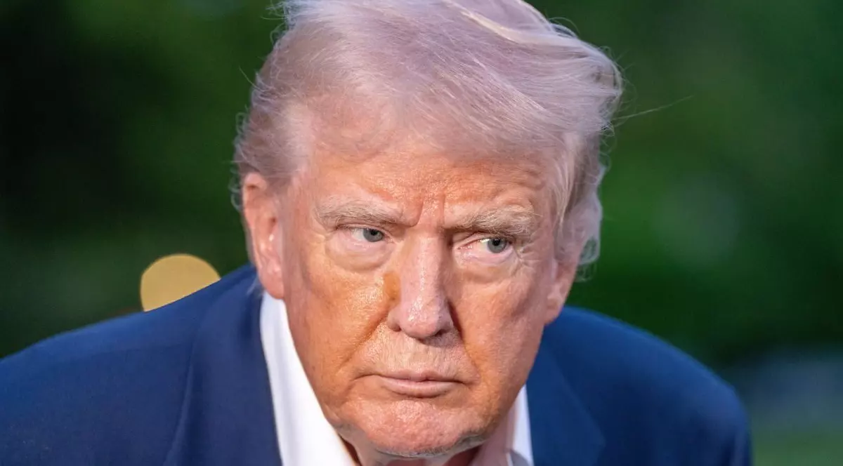 Prim plan cu pre;edintele SUA, Donald Trump, 4 mai 2025. Miliardarul privește pe sub sprâncene spre jurnaliști
