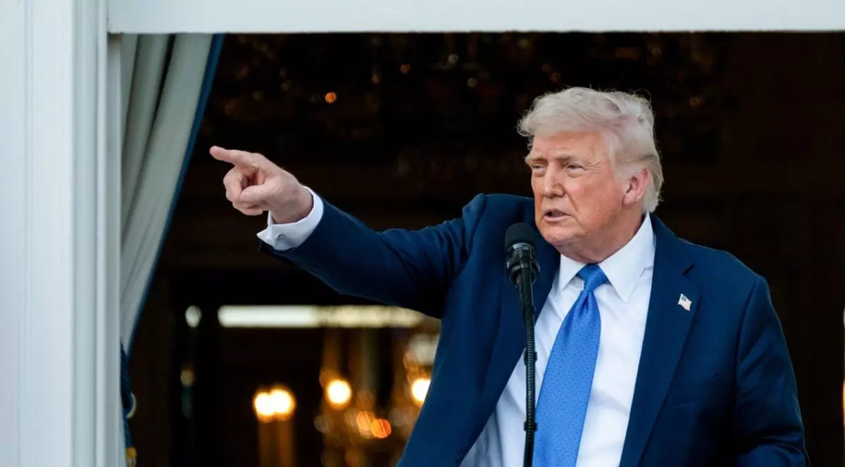 Donald Trump, în sacou albastru inchis, cravata bleu si mana dreapta ridicata, arătând cu degetul, vorbește în timpul unei petreceri de vară pe peluza sudică a Casei Albe din Washington, DC, miercuri, 4 iunie 2025