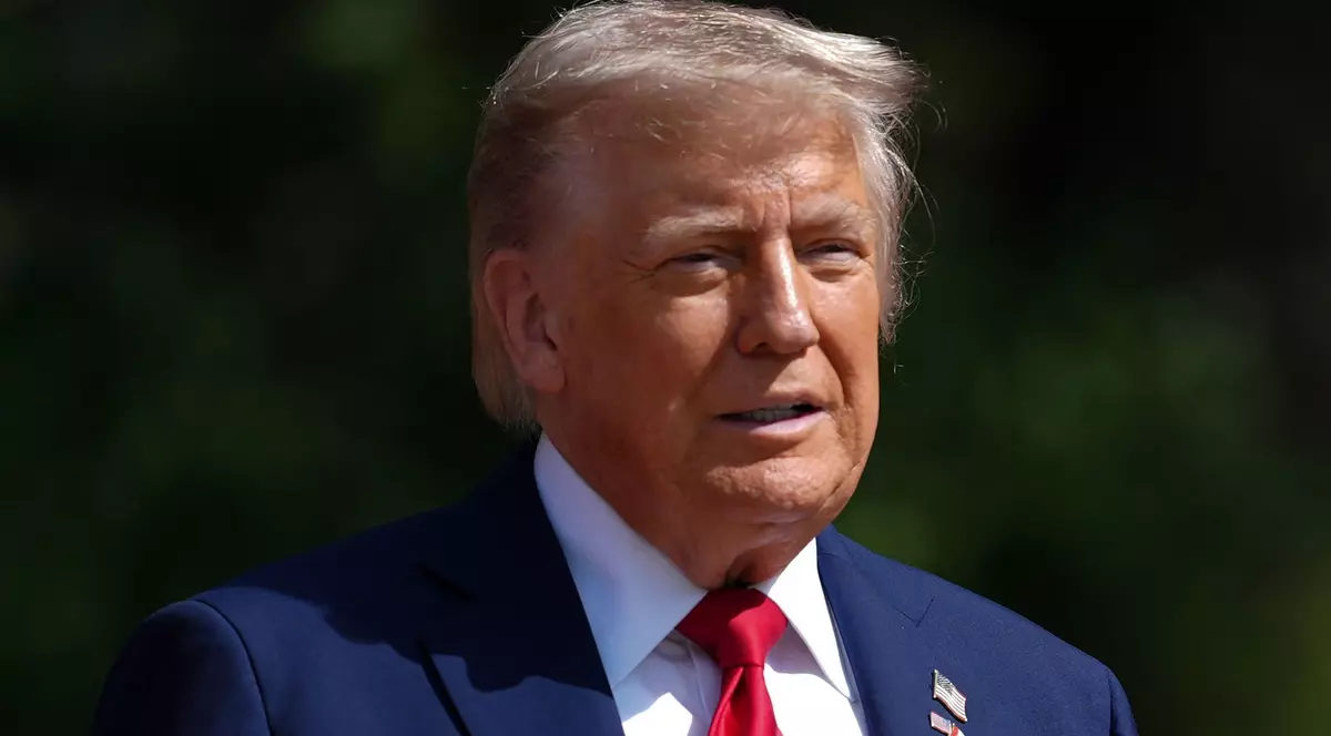 Donald Trump are pe sacoul albastru insigne cu steagurile SUA și Canadei. Imaginea a fost surprinsă în timpul întâmpinării oficiale la G7