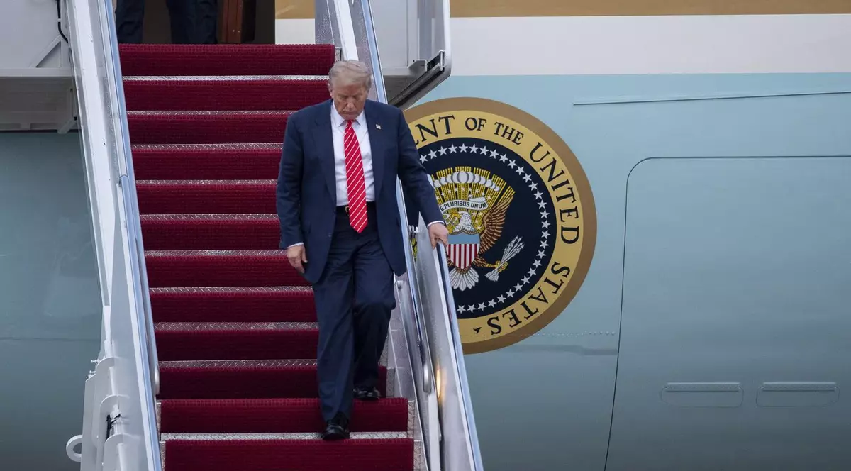 Donald Trump iese din Air Force One la baza aeriană Andrews