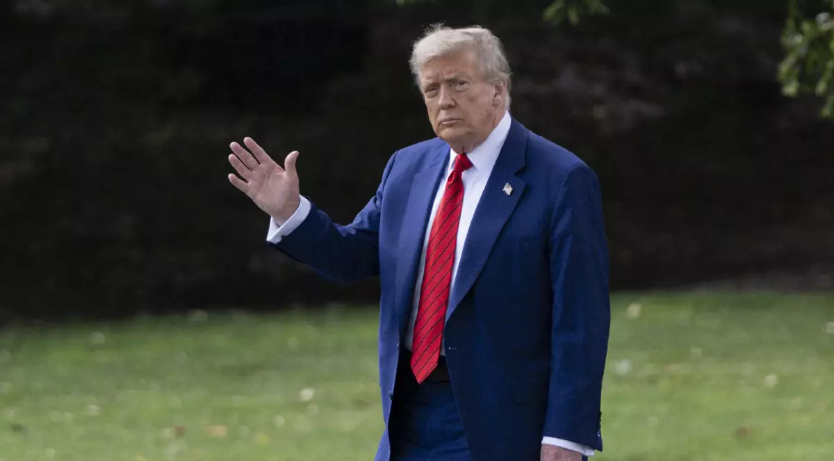 Președintele Statelor Unite, Donald Trump, face cu mână, în timp ce pleacă de la Casa Albă, pe 20 iunie 2025.