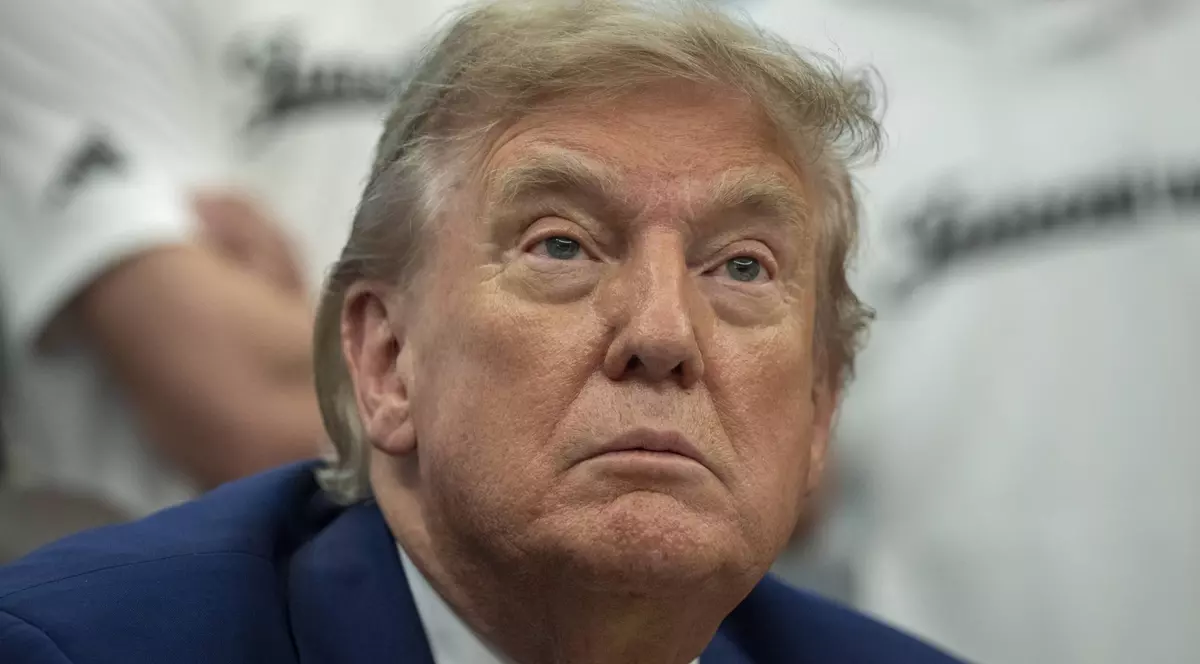 Imagine cu Donald Trump în Biroul Oval. Fotografia a fost realizată în iunie 2025. Liderul de la Casa Albă poartă un sacou albastru și o cămașă albă