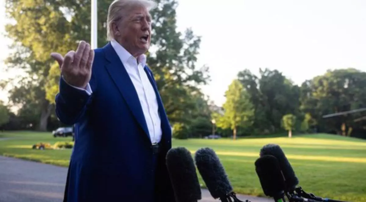 Președintele american Donald Trump în timpul unui discurs la Casa Albă, în timp ce gesticulează și explică ceva în fața jurnaliștilor