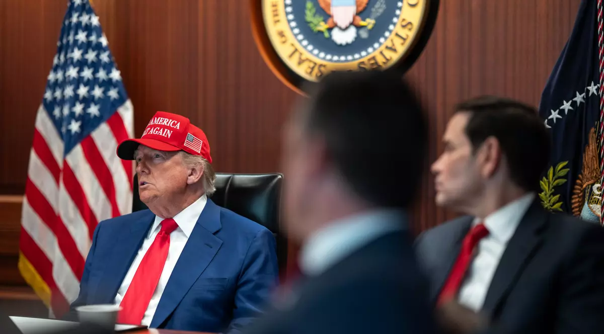 Donald Trump (mijloc) și Marco Rubio (dreapta) în Situation Room pe 21 iunie. Liderul de la Casa Albă privește în față, în timp ce Rubio se uită la el.