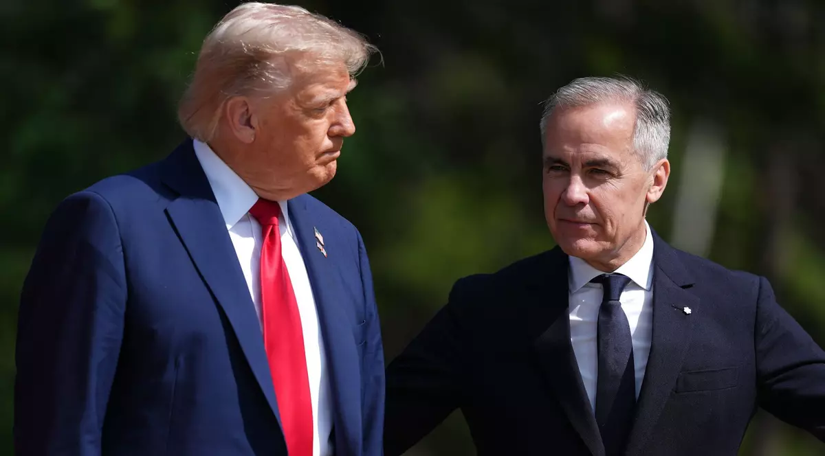 Donald Trump (stânga) și premierul canadian Mark Carney (dreapta) surprinși în timpul summitului G7 din iunie 2025. Liderul de la Casa Albă poartă un sacou albastru, cu o cămașă albă și o cravată roșie, în timp ce Carney este îmbrăcat cu un sacou negru, o cravată neagră și o cămașă albă