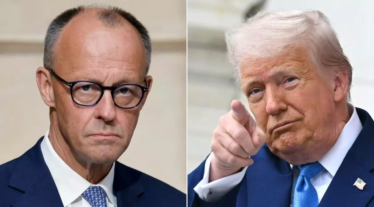 Colaj cu cancelarul german Friedrich Merz (stânga), serios, cu ochelari și cu președintele SUA.Donald Trump, serios, arata cu degetul aratator de la mana dreapta in fata
