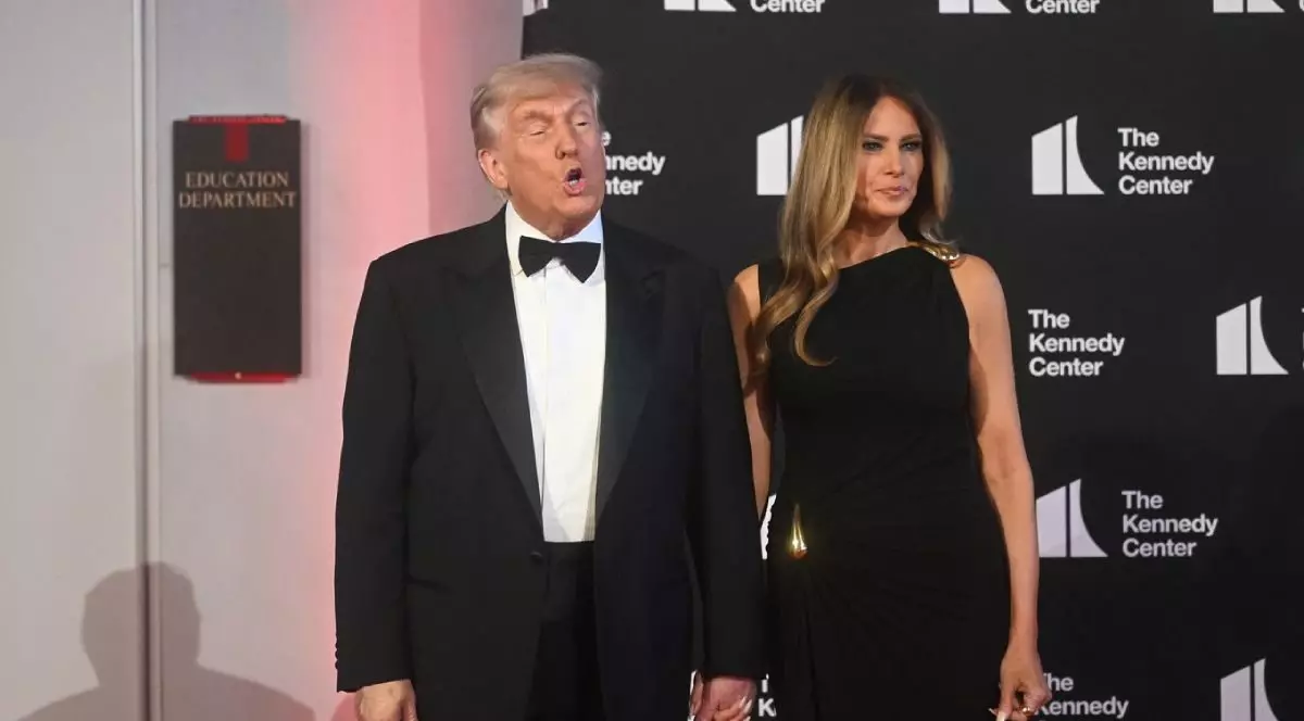Donald Trump, in costum negru si papion, o ține de mână pe Melania Trump, intr-o rochie neagră si cu părul desfăcut, la Kennedy Center, Les Miserables