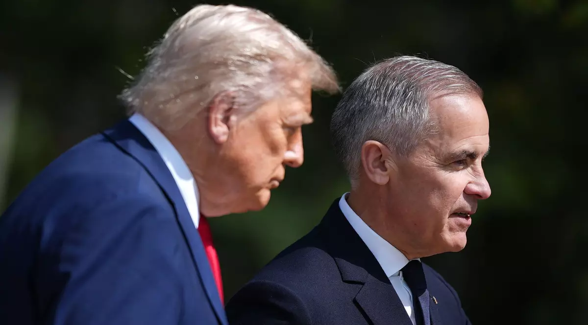 Donald Trump (stânga) și premierul canadian Mark Carney, la summitul G7 Foto: Hepta