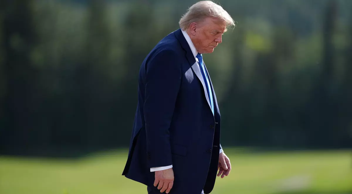 Donald Trump surprins în timp ce stă cu capul în pământ. Imaginea a fost realizată la summitul G7 din iunie 2025