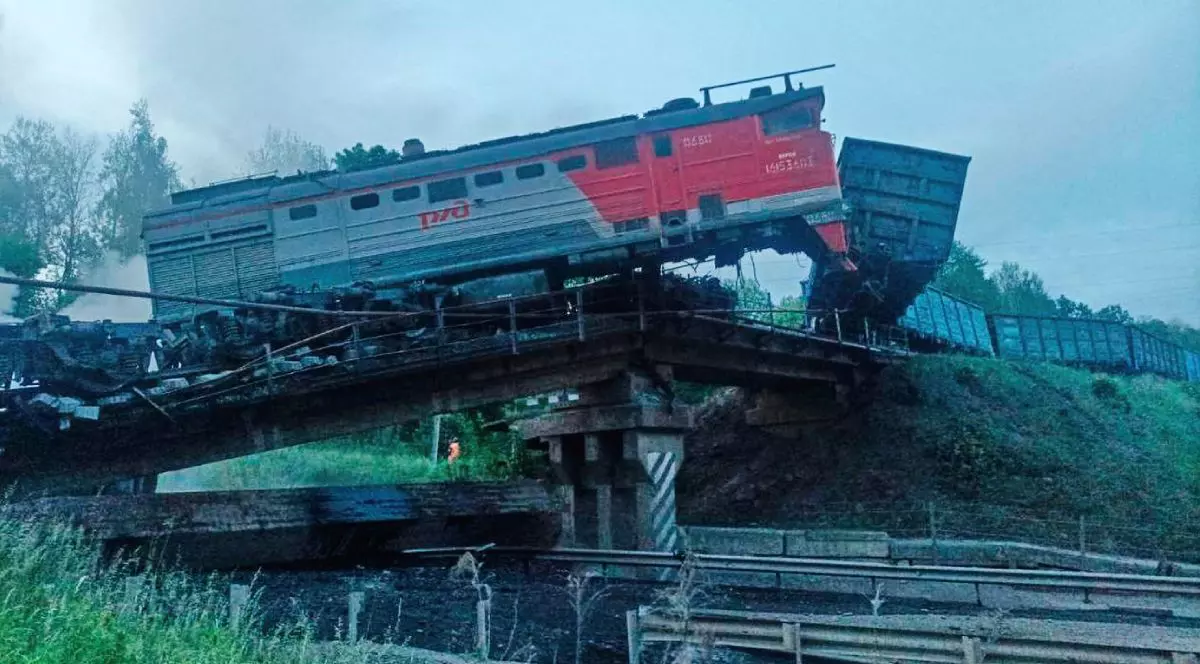 , prezintă un pod avariat după prăbușirea unui tren de marfă în regiunea Kursk, Rusia