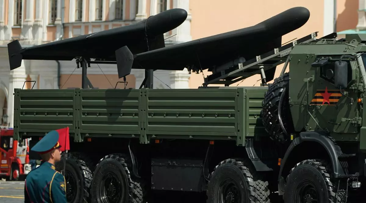 Vehicule aeriene fără pilot Geran-2 sunt transportate de un camion în timpul paradei militare de Ziua Victoriei de la Moscova, Rusia, vineri, 9 mai 2025