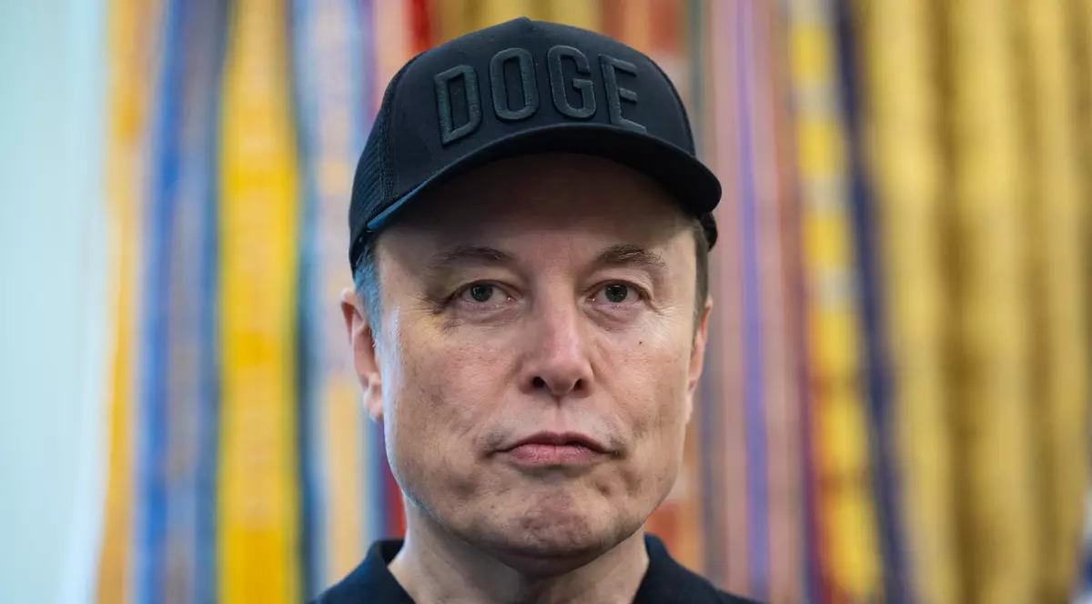 Elon Musk surprins în Biroul Oval. Miliardarul poartă o șapcă neagră pe care scrie DOGE
