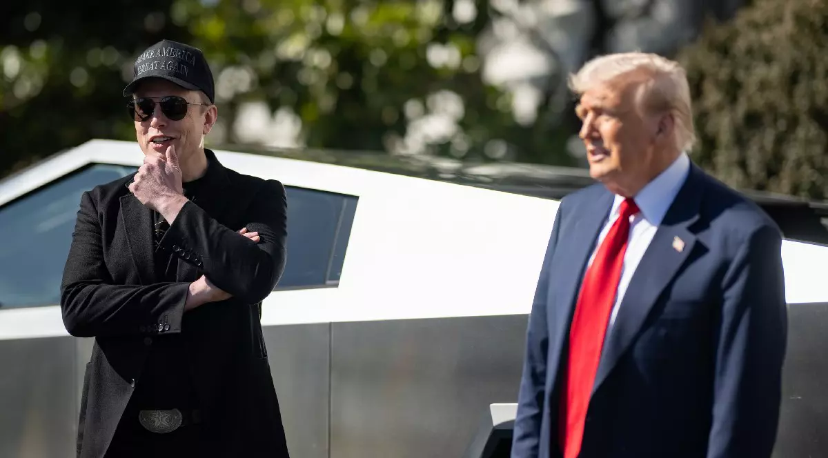 Președintele SUA, Donald Trump (dreapta), stă cu miliardarul Elon Musk lângă un camion Tesla Cybertruck pe peluza de sud a Casei Albe. - 11 martie 2025