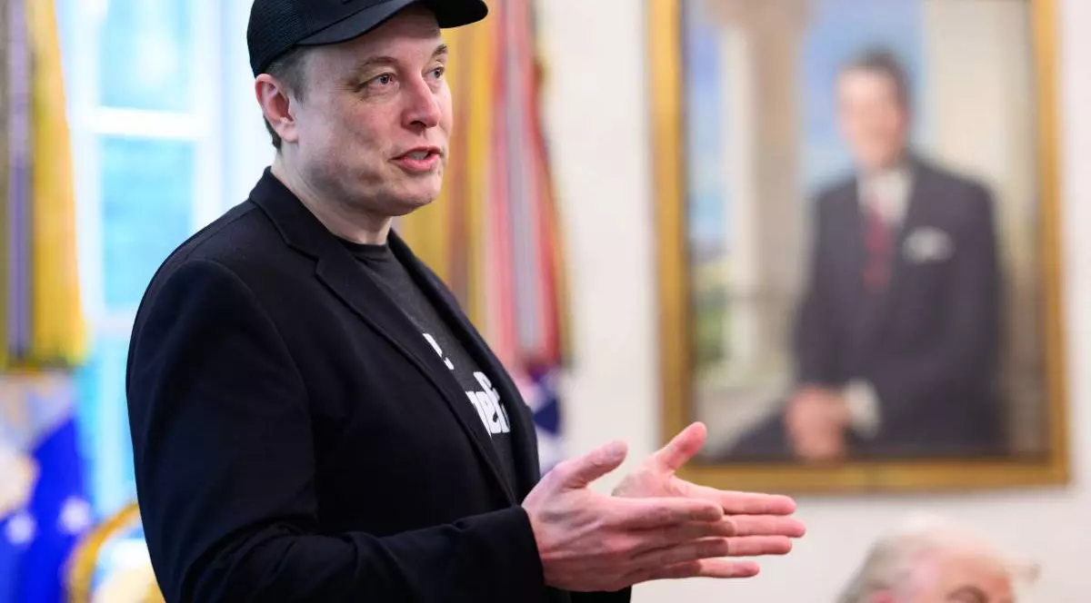Elon Musk în Biroul Oval de la Casa Albă, poartă o șapcă neagră pe cap, gesticulează cu palmele ridicate și are un ochi vânăt