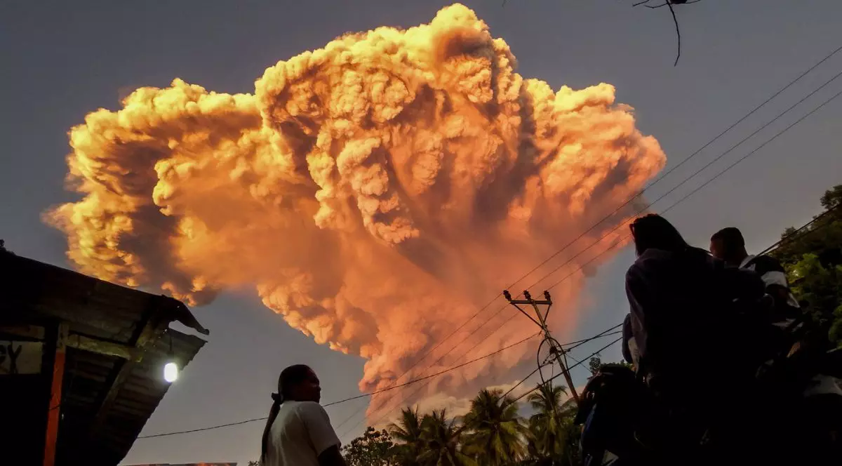 Nor de cenușă portocaliu deasupra satului Talibura din Indonezia, pe 17 iunie 2025, după ce vulcanul Lewotobi a erupt
