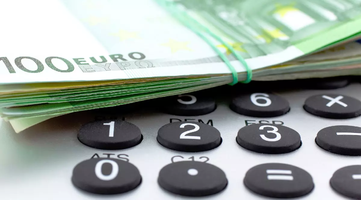 Bancnote de 100 de euro pe un calculator