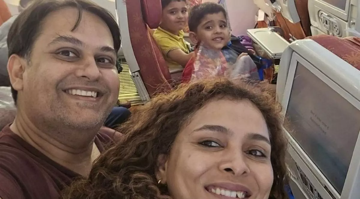 Doctorița din India împreună cu soțul și cei trei copii și-au făcut selfie în avionul cu care zburau și s-a prăbușit în India, 12 iunie 2025