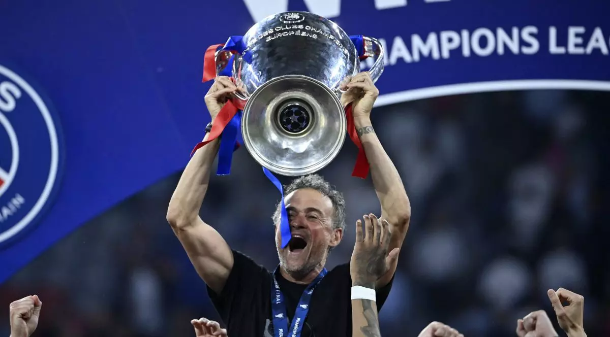 Luis Enrique ridică trofeul Ligii Campionilor deasupra capului, purtat pe brațe.