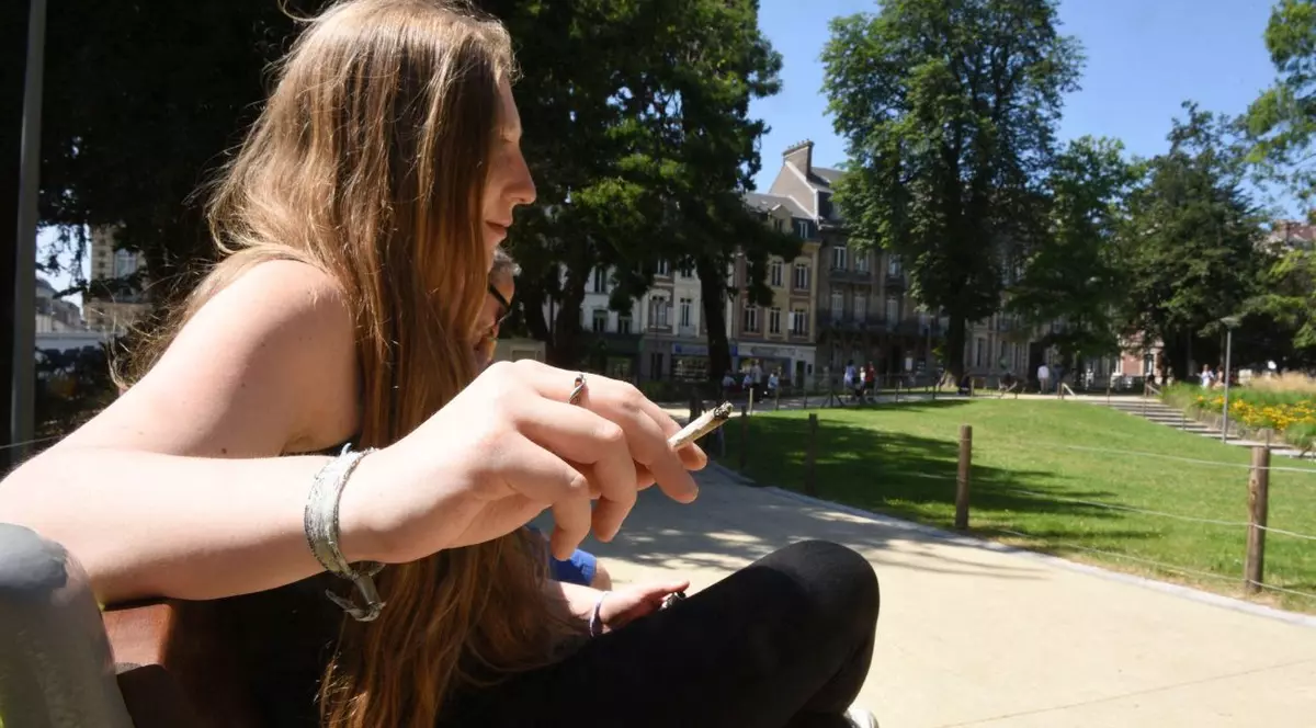 Imagine ilustrativă cu o femeie care fumează