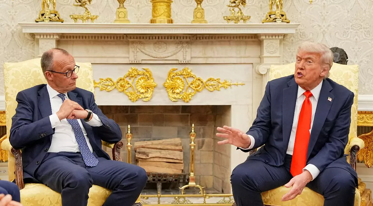 Cancelarul german Friedrich Merz, îmbrăcat într-un costum bleumarin, cu o cămașă albă și o cravată albastră, stând pe scaun alături de Donald Trump, îmbrăcat într-un costum negru, cu o cămașă albă și o cravată roșie, în Biroul Oval al Casei Albe