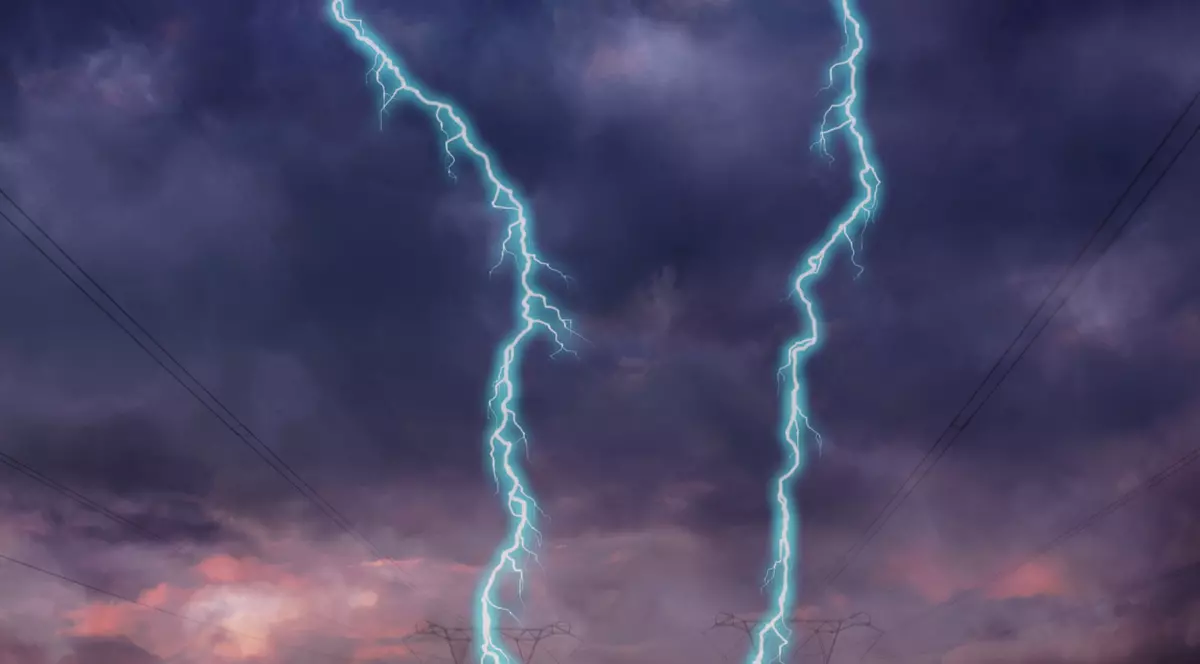 Imagine cu fulgere pe cer