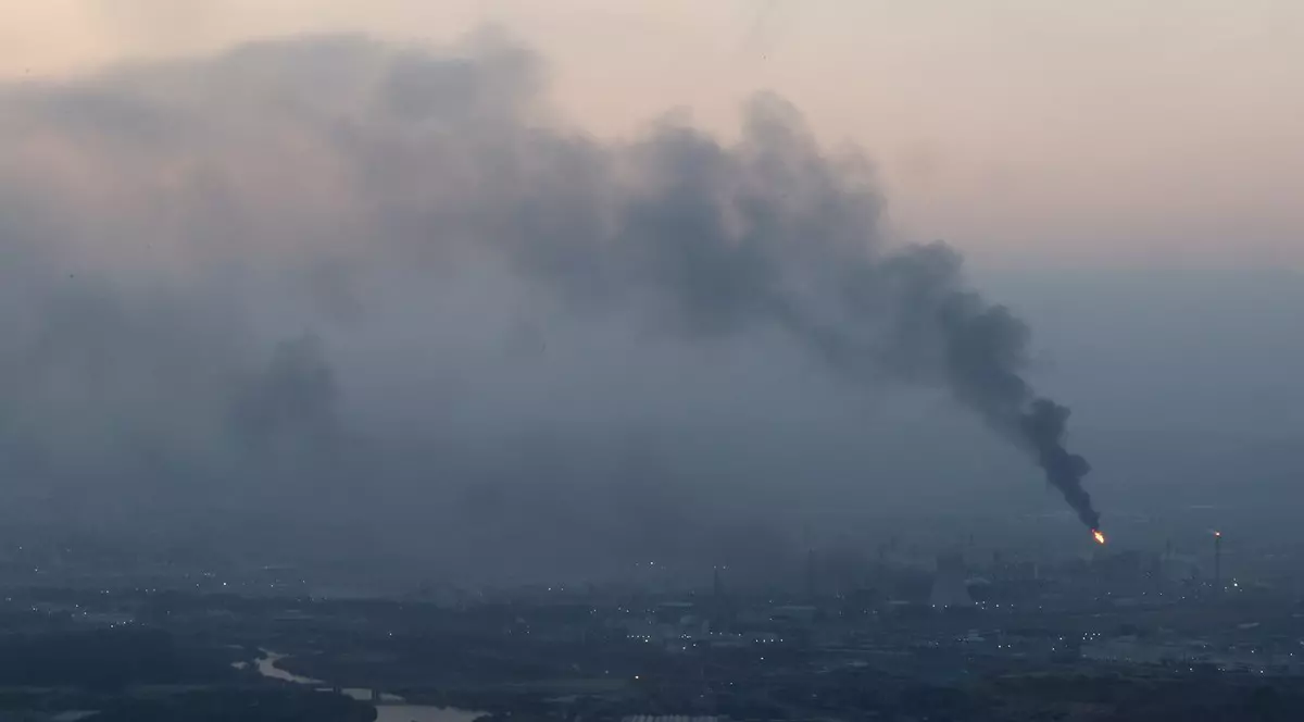 Fum negru se ridică de la locul unui atac aerian efectuat de iranieni la Haifa, oraș situat pe țărmul Mării Mediterane Foto: Profimedia