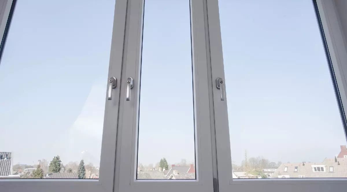 În imagine apar niște ferestre termopan simple, cu ramă albă