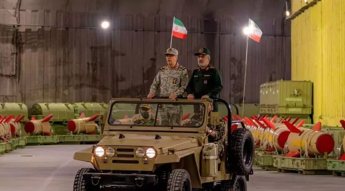 Generalii Mohammad Bagheri (stânga) și Hossein Salami (dreapta) într-o fotografie de propagandă a regimului din Iran, cu rachete pe fundal Foto: Profimedia