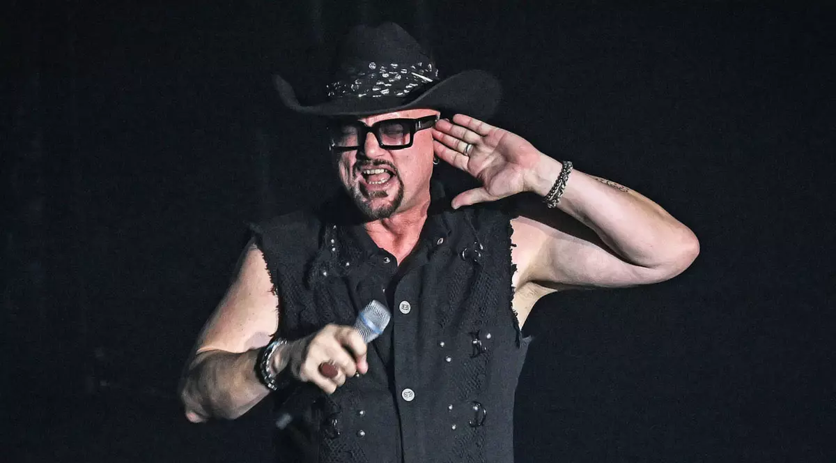 Geoff Tate pe scenă cu microfonul în mână