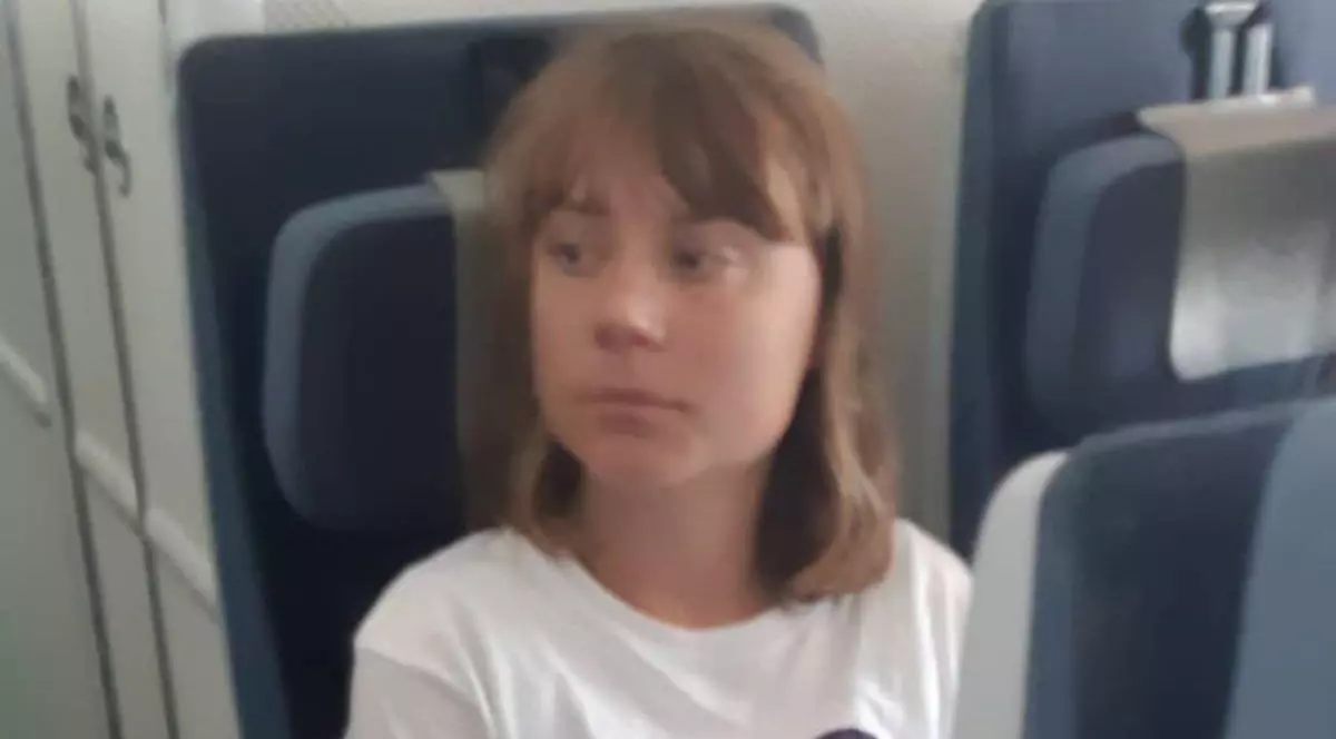 Imagine cu Greta Thunberg la bordul unui avion, după ce a fost reținută de armata israeliană