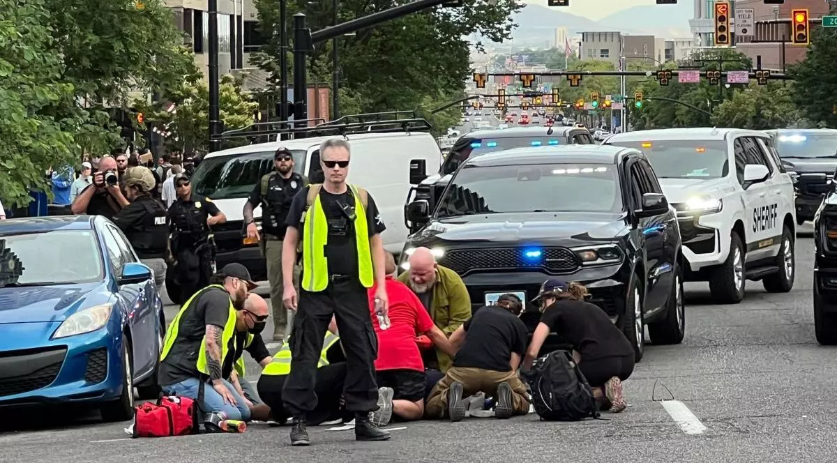 Cadre medicale acordă primul ajutor unei persoane rănite în urma unui atac armat de la un carnaval organizat în apropierea orașului Salt Lake City, SUA