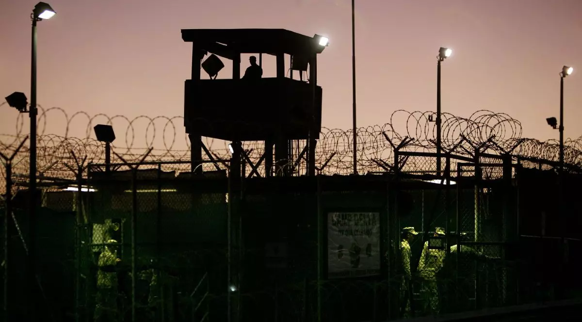 Imagini după apus cu un turn de veghe la lagărul de detenție, Camp Delta de pe stația navală americană Guantanamo Bay, Cuba
