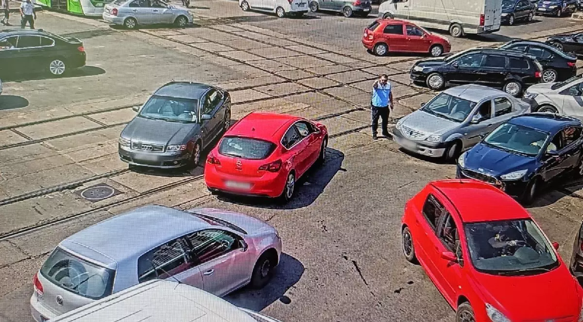 Un polițist dirijează o intersecție aglomerată din București